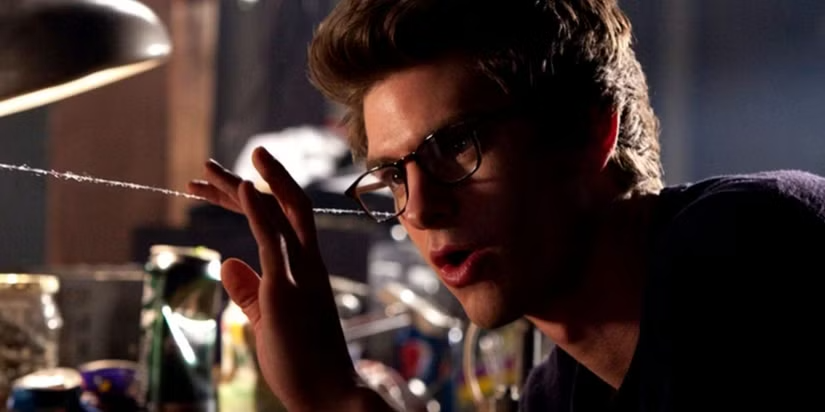 Peter Parker (Andrew Garfield) mettant au point la formule chimique de sa toile synthétique dans The Amazing Spider-Man (2012).